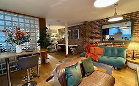 Modern Central Large Studio Sleeps 4